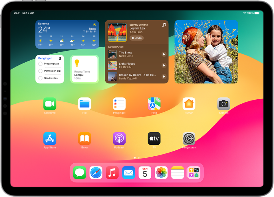 Layar Utama iPad. Di bagian atas layar terdapat widget Cuaca, Pengingat, Rumah, Musik, dan Foto. Widget Pengingat, Rumah, dan Musik menampilkan fitur interaktif.