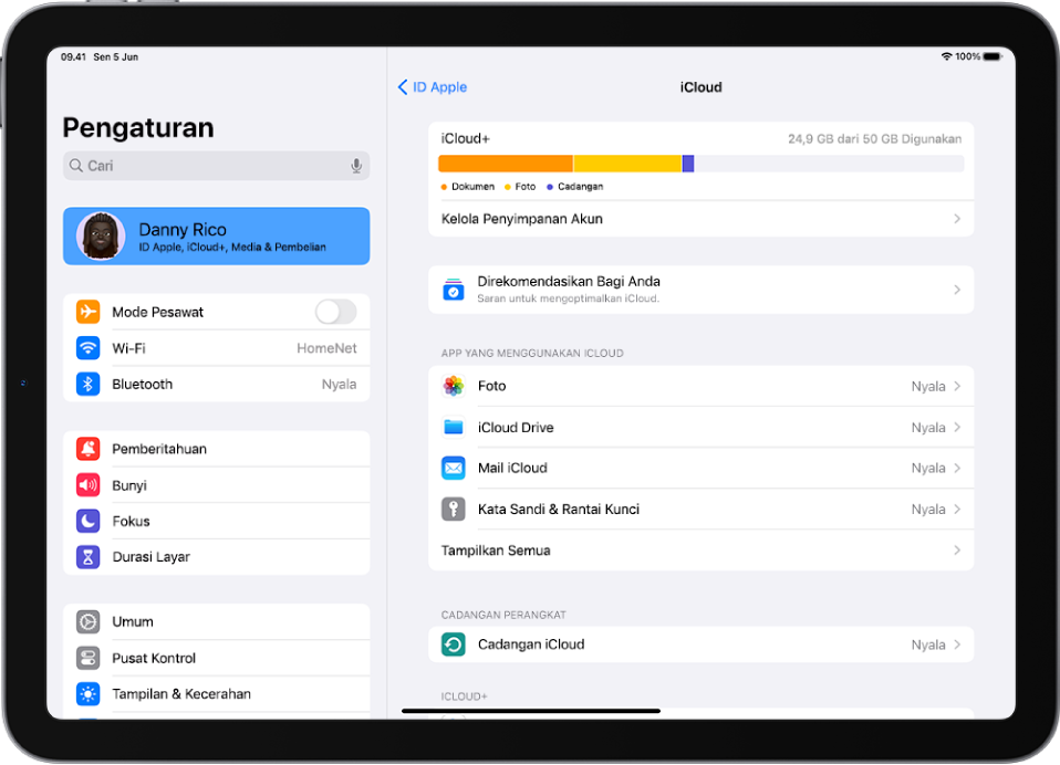 Layar pengaturan iCloud menampilkan meter penyimpanan iCloud dan daftar fitur—termasuk Foto, iCloud Drive, dan Cadangan iCloud—yang dapat digunakan dengan iCloud.