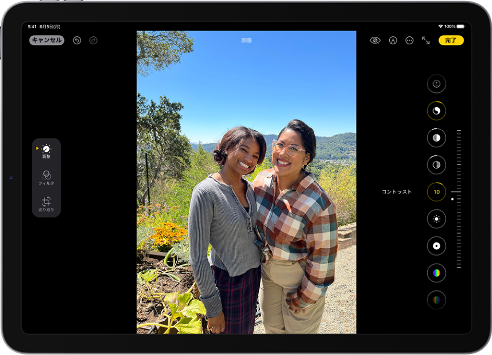 写真アプリの「編集」画面。中央に1枚の写真が表示されています。写真の左側には、「調整」、「フィルタ」、および「切り取り」の各ボタンがあり、「調整」が選択されています。写真の右側には、エフェクトを編集するためのボタンと各エフェクトのレベルを調整するためのスライダがあります。