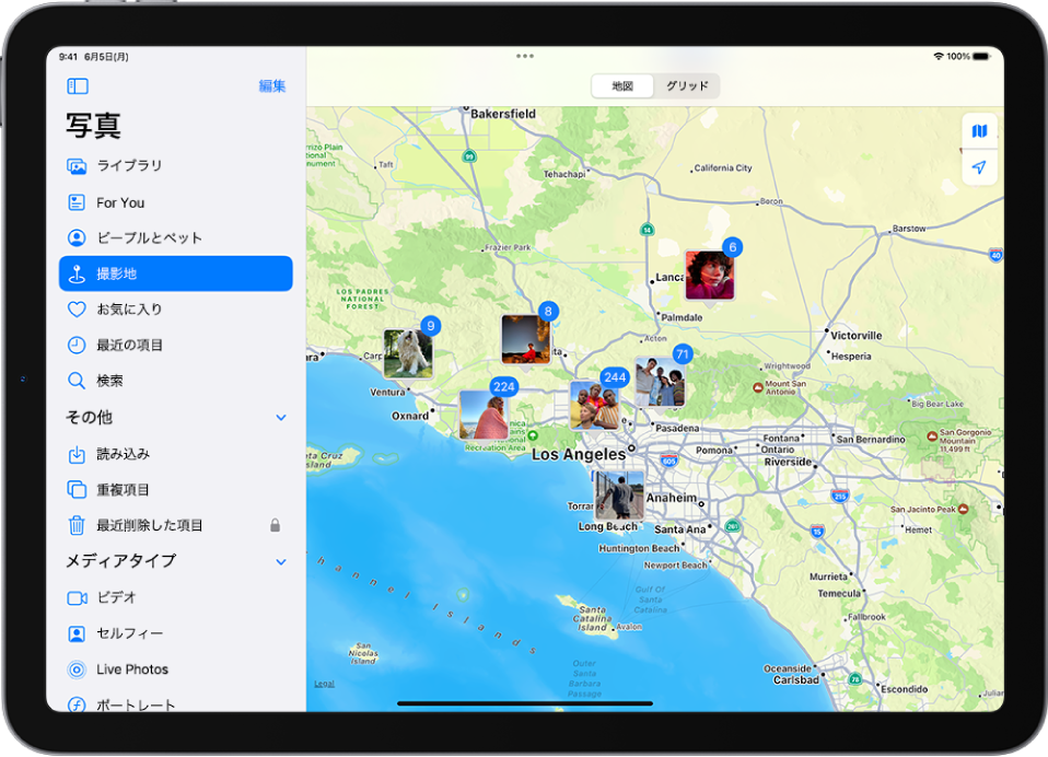 iPad画面の左側のサイドバーで、「撮影地」が選択されています。残りの画面には、各撮影地で撮影された複数の写真を示すマップが表示されています。
