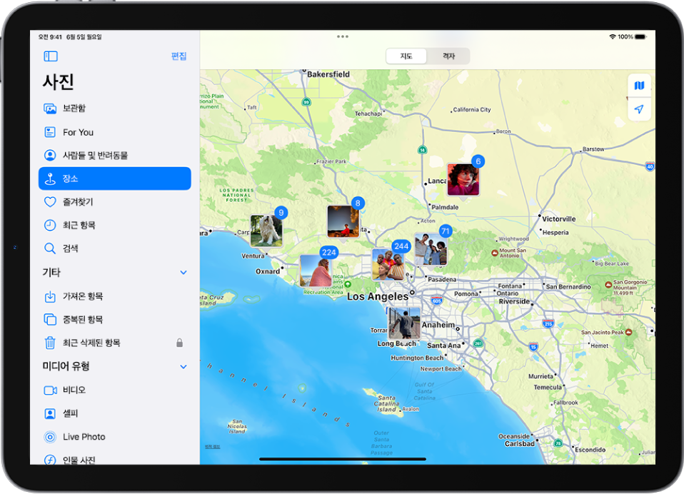 iPad 화면 왼쪽의 사이드바에 장소가 선택되어 있음. 나머지 화면에는 각 위치에서 찍은 사진의 수가 나타나 있는 지도가 표시됨.