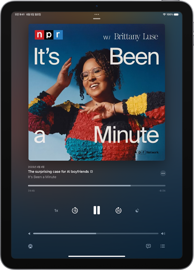 팟캐스트 앱의 지금 재생 중 화면에 팟캐스트 표지, 에피소드 제목, 재생 제어기 및 음량 슬라이더가 표시됨. 화면 하단에는 AirPlay 아이콘과 재생 대기 버튼이 있음.