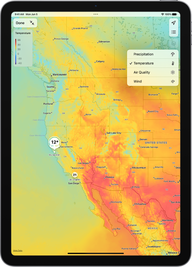 „iPad“ ekraną užpildo aplinkinės temperatūros žemėlapis. Viršutiniame dešiniajame kampe nuo viršaus iki apačios yra mygtukai „Current Location“, „Favorite Locations“ ir „Overlay Menu“. Pasirenkamas „Overlay Menu“ mygtukas ir rodomi mygtukai „Precipitation, „Temperature“, „Air Quality“ ir „Wind“. Pasirinktas mygtukas „Temperature“. Viršutiniame kairiajame ekrano kampe yra mygtukas „Dismiss Context Menu“, mygtukas „Toggle Full Screen Map“ ir „Temperature Map Overlay Scale“.