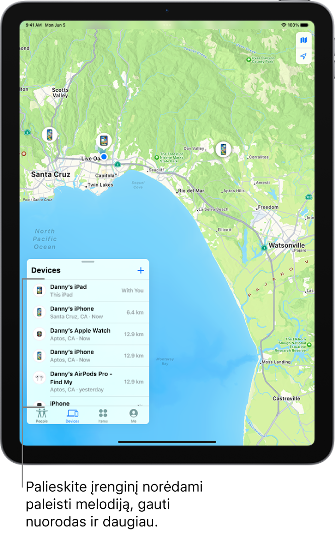 „Find My“ ekranas, atidarytas sąrašas „Devices“. Įrenginių sąrašas apima „Danny’s iPad“, „Danny’s iPhone“, „Danny’s Apple Watch“ ir „Danny’s AirPods Pro“. Jų vietos rodomos Santa Kruzo žemėlapyje.