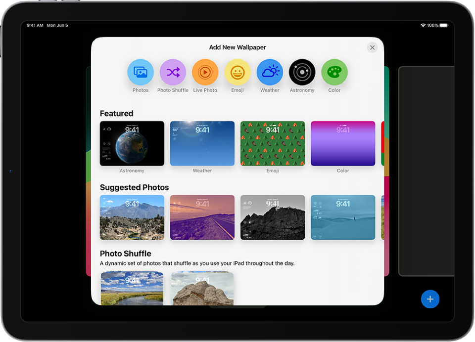 Ekrane „Add New Wallpaper“ rodoma „iPad“ užrakinimo ekrano fono paveikslėlių galerija; kategorijos: „Featured“ ir „Suggested Photos“. Viršuje yra nuotraukų, žmonių, atsitiktinių nuotraukų rinkinio, jaustukų ir oro sąlygų ekrano fono įtraukimo į užrakinimo ekraną mygtukai.