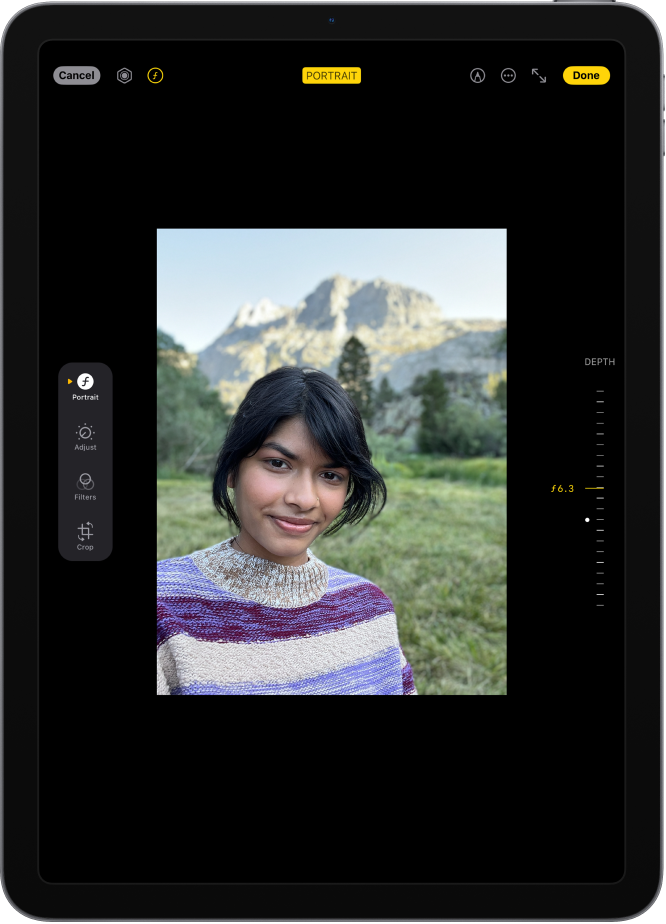 Režimo „Portrait“ nuotraukos ekranas „Edit“. Ekrano centre rodomas portretas. Dešinėje ekrano pusėje yra slankiklis, skirtas reguliuoti nustatymą „Depth Adjustment“. Kairėje ekrano pusėje yra mygtukai „Portrait“, „Adjust“, „Filters“ ir „Crop“. Pasirinktas mygtukas „Portrait“.