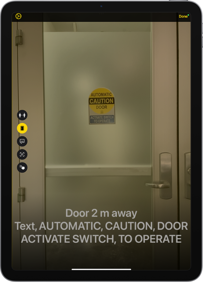 „Magnifier“ ekranas režimu „Detection Mode“, kuriame rodomos durys. Apačioje yra aprašymas, kaip toli yra durys, ir ant jų esantis tekstas.