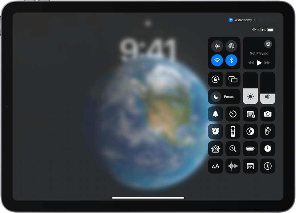 Izvēlne Control Center iPad ierīcē, kas pielāgota ar papildu vadības elementiem, piemēram, Timer, Stopwatch un Voice Memos.