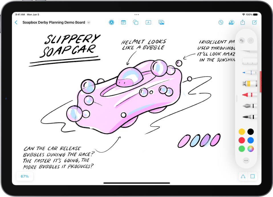 iPad ierīce ar lietotni Freeform un atvērtu zīmēšanas rīku izvēlni. Uz tāfeles ir ar roku rakstīts teksts un zīmējumi.
