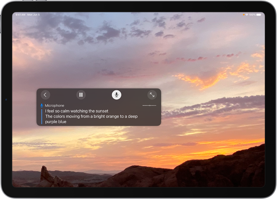 iPad ierīce ar mikrofonu Live Captions ieslēgšanai un klausīšanos ievadei.