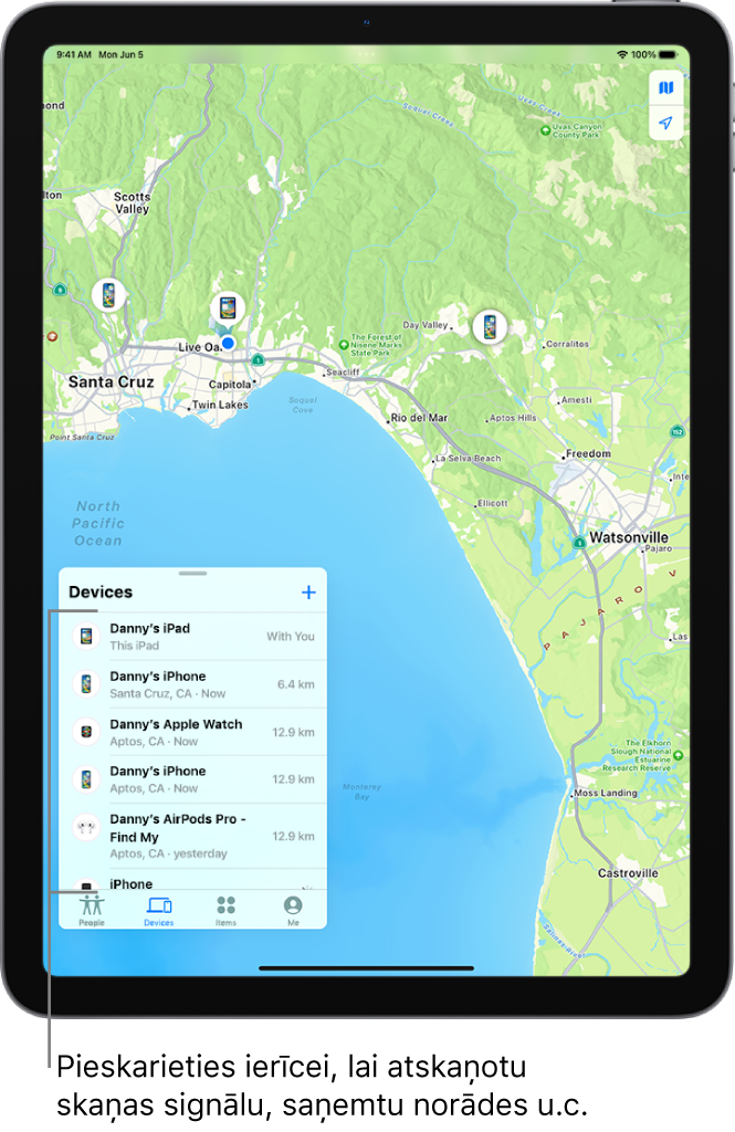 Sarakstā Devices tiek atvērts ekrāns Find My. Ierīces ietver Danny’s iPad, Danny’s iPhone, Danny’s Apple Watch un Danny’s AirPods Pro. To atrašanās vieta ir parādīta kartē netālu no Santakrūzas.