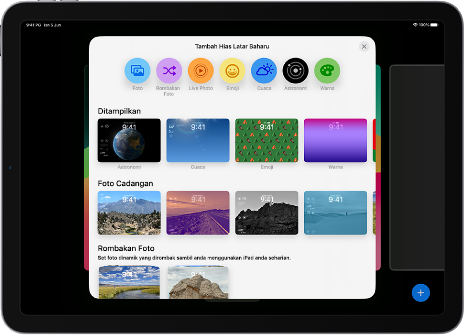 Skrin Tambah Hias Latar Baharu menunjukkan galeri pilihan hias latar untuk menyesuaikan Skrin Kunci iPad, dalam kategori seperti Ditampilkan dan Foto Cadangan. Di bahagian atas ialah butang untuk menambah foto, orang, rombakan foto, emoji dan latar belakang skrin cuaca ke Skrin Kunci.