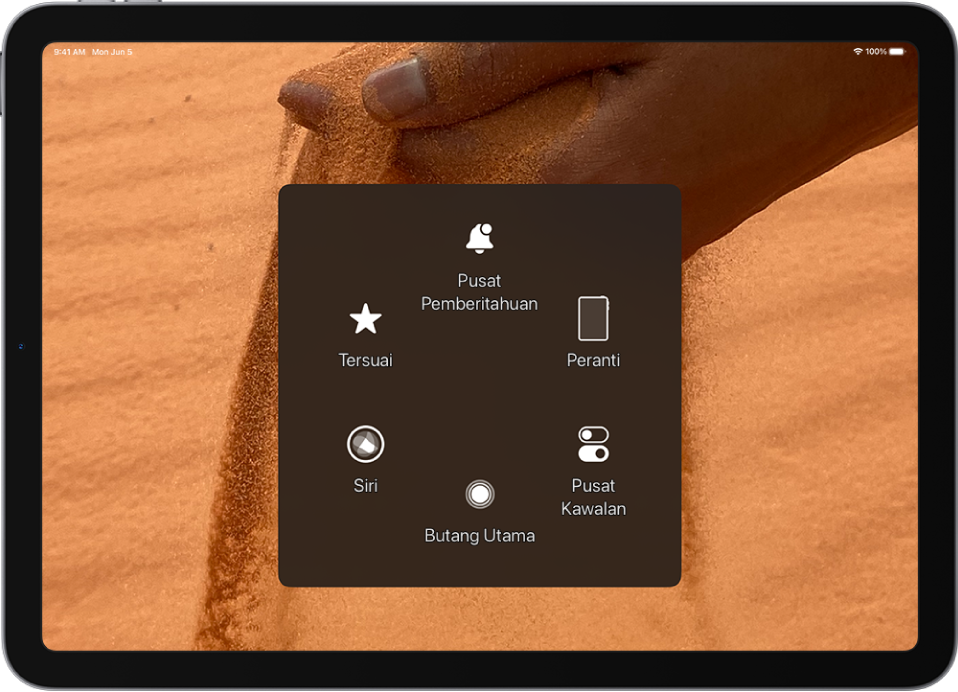 iPad dengan menu AssistiveTouch kelihatan, menunjukkan kawalan untuk Pusat Pemberitahuan, Peranti, Pusat Kawalan, Utama, Siri dan Tersuai.
