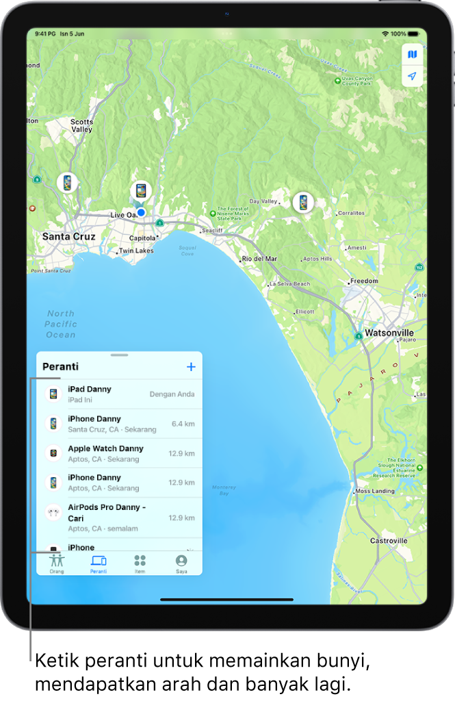 Skrin Cari terbuka pada senarai Peranti. Peranti yang disenaraikan termasuk iPad Danny, iPhone Danny, Apple Watch Danny dan AirPods Pro Danny. Lokasi mereka ditunjukkan pada peta berdekatan Santa Cruz.