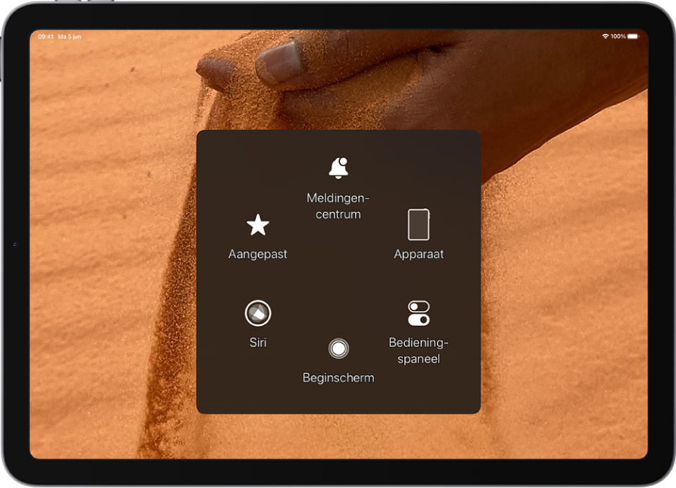 Een iPad met het AssistiveTouch-menu, met regelaars voor het meldingencentrum, 'Apparaat', het bedieningspaneel, Woning, Siri en 'Aangepast'.