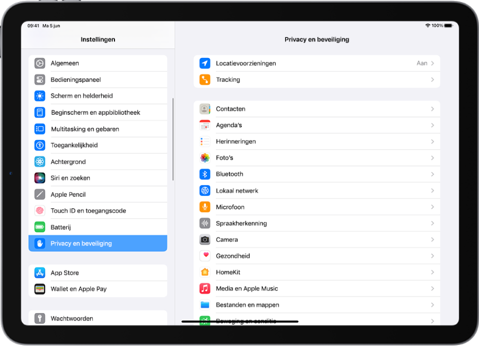 Het Instellingen-scherm van de iPad. Aan de linkerkant van het scherm staat de navigatiekolom van Instellingen; 'Privacy en beveiliging' is geselecteerd. Aan de rechterkant van het scherm staat de optie om 'Sta trackingverzoeken van apps toe' in en uit te schakelen.