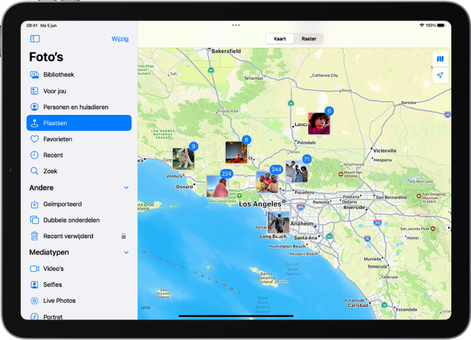 'Plaatsen' is geselecteerd in de navigatiekolom aan de linkerkant van het iPad-scherm. De rest van het scherm is een kaart waarop het aantal foto's wordt getoond dat op elke locatie is gemaakt.