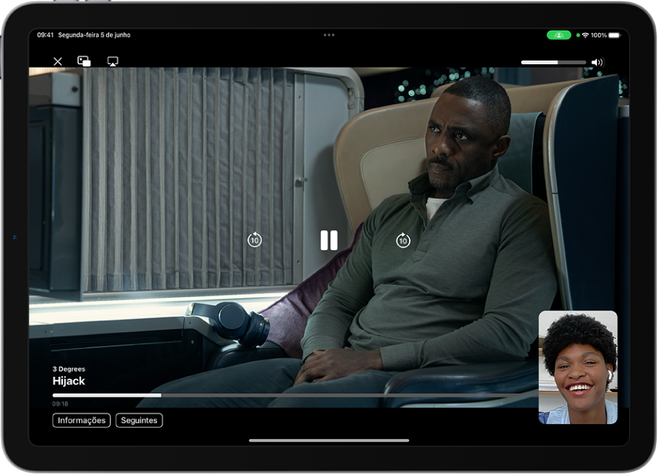 Uma ligação do FaceTime mostrando uma sessão do SharePlay com conteúdo em vídeo do Apple TV+ sendo compartilhado na ligação. A pessoa que está compartilhando conteúdo aparece na janela pequena, o vídeo ocupa o restante da tela e os controles de reprodução estão na parte superior do vídeo.