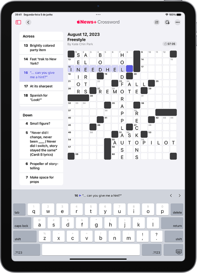 Um puzzle de palavras-cruzadas parcialmente feito, com dicas em um dos lados e um teclado aberto na parte inferior.