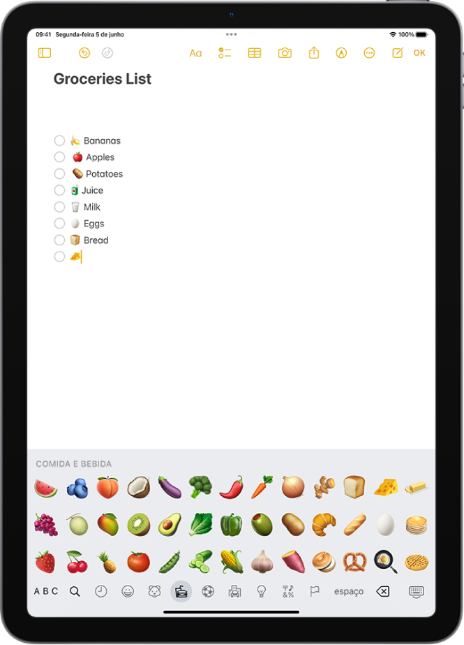 Uma nota está aberta no app Notas na parte superior da tela e o teclado de emoji está aberto na parte inferior da tela.