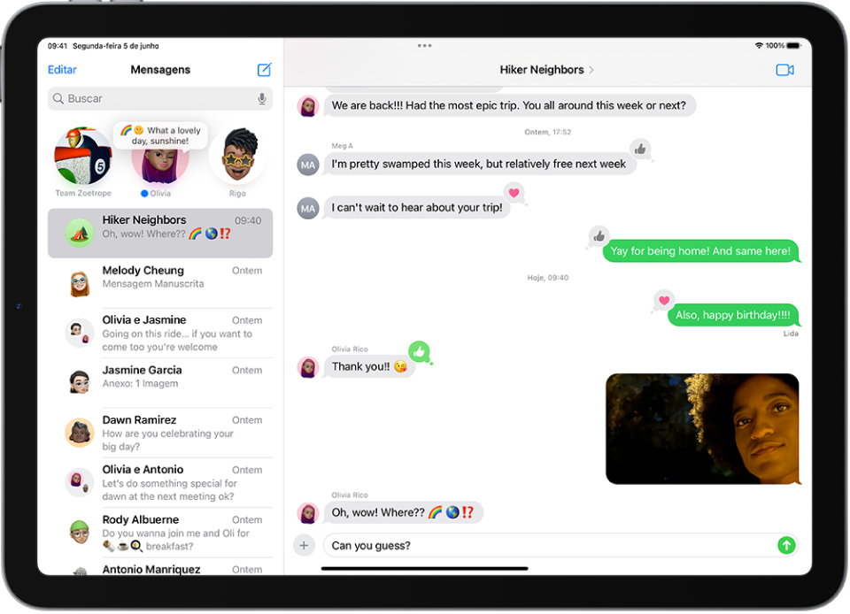 Uma conversa em grupo no app Mensagens. Os balões de mensagem são verdes, o que indica que ao menos uma pessoa não está usando o iMessage.