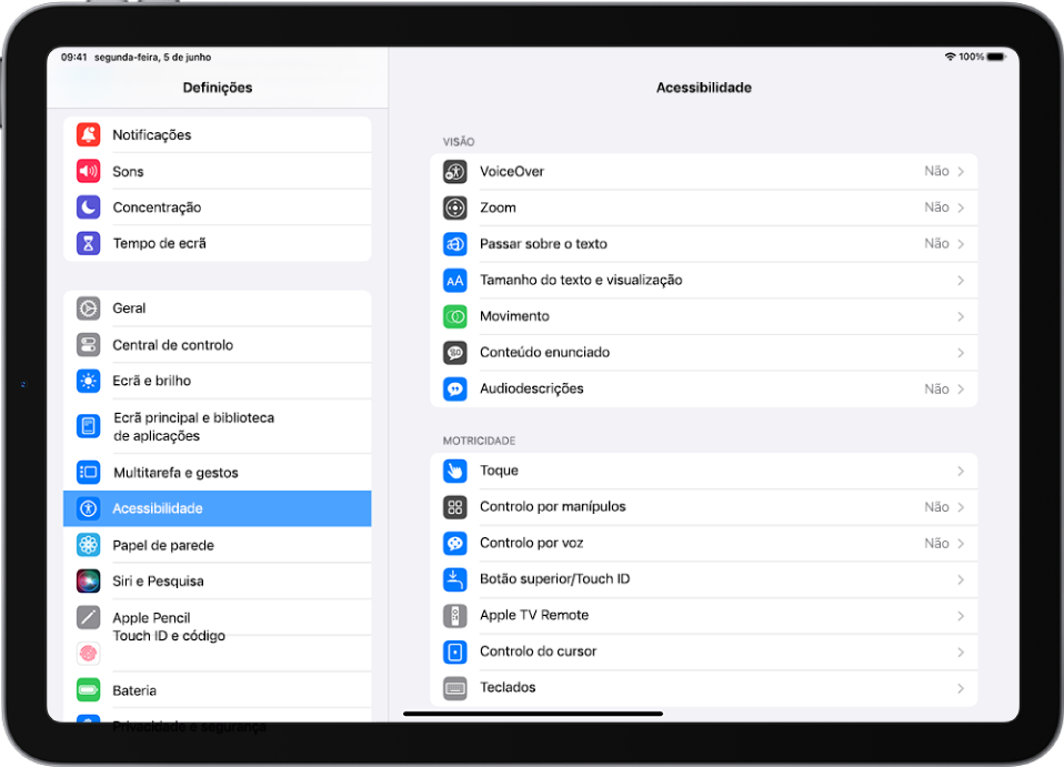 Ecrã de definições do iPad. No lado esquerdo do ecrã está a barra lateral de definições e está selecionada a opção Acessibilidade. No lado direito do ecrã encontram-se as opções para personalizar as funcionalidades de Acessibilidade.