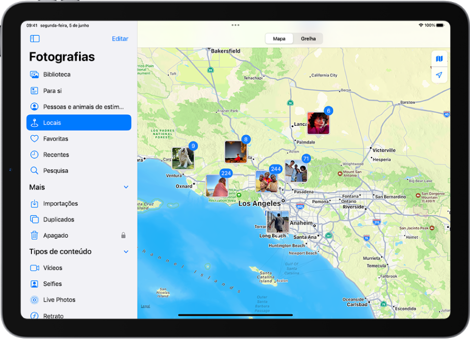 A opção “Locais” está selecionada na barra lateral no lado esquerdo do ecrã do iPad. O resto do ecrã é um mapa com o número de fotografias tiradas em cada localização.