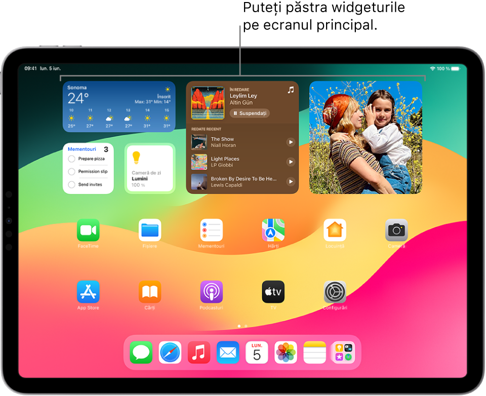 Ecranul principal al iPad-ului. În partea de sus a ecranului sunt widgeturi personalizate pentru Vremea, Muzică, Poze, Mementouri și Locuință.