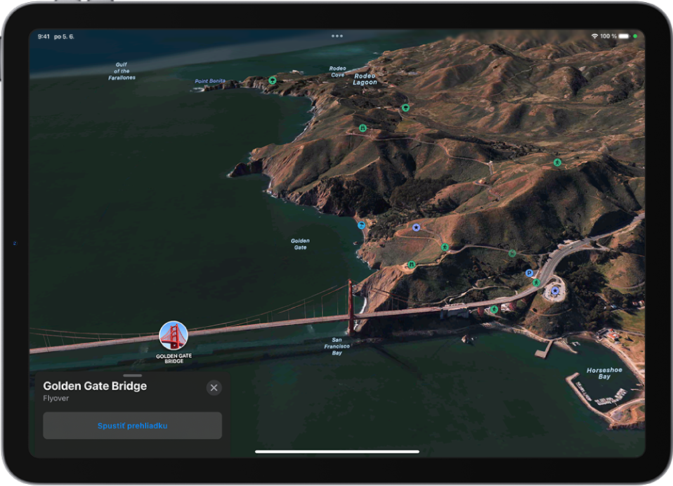 Prebiehajúca prehliadka Flyover zobrazujúca 3D obraz z vtáčej perspektívy smerujúci na orientačný bod a tlačidlo na spustenie prehliadky.