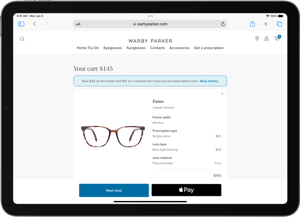 Spletna stran v aplikaciji Safari, ki prikazuje nakupovalni voziček s cenami izbranih predmetov. Gumb Apple Pay je spodaj desno.
