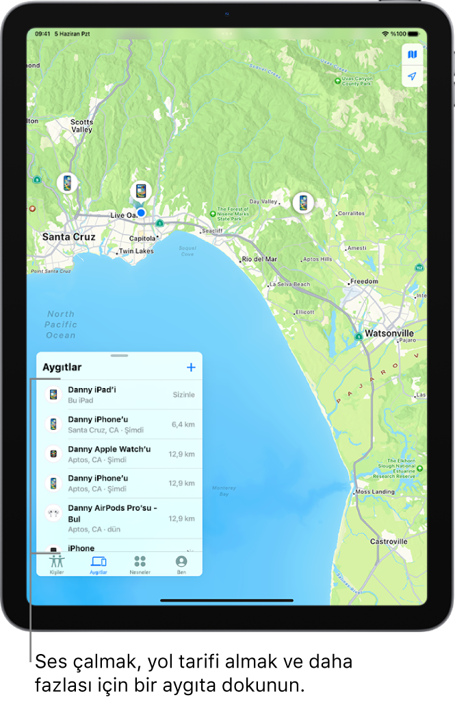 Bul ekranı Aygıtlar listesinde açılmış. Listelenen aygıtlar arasında Tuna’nın iPad’i, Tuna’nın iPhone’u, Tuna’nın Apple Watch’u ve Tuna’nın AirPods Pro’su sayılabilir. Konumları bir haritada Santa Cruz yakınlarında gösteriliyor.