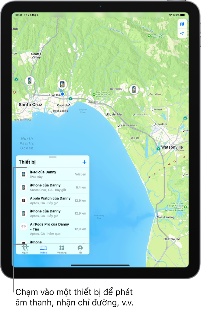 Màn hình Tìm mở đến danh sách Thiết bị. Các thiết bị được liệt kê bao gồm iPad của Danny, iPhone của Danny, Apple Watch của Danny và AirPods Pro của Danny. Vị trí của chúng được hiển thị trên bản đồ gần Santa Cruz.