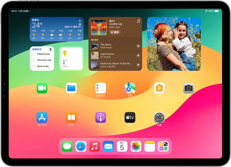 iPad 主屏幕。屏幕顶部是“天气”、“提醒事项”、“家庭”、“音乐”和“照片”小组件。“提醒事项”、“家庭”和“音乐”小组件显示交互功能。