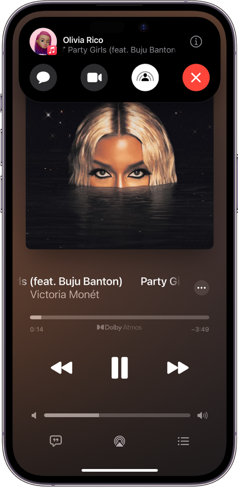Разговор във FaceTime, който показва SharePlay сесия със съдържание от Apple Music, което се споделя в синхрон в разговора. Показано е изображение на човека, който споделя съдържанието, в горната част на екрана, под бутоните за управление на FaceTime е изображение на албума, който се споделя, а бутоните за управление на възпроизвеждането са върху изображението на албума.