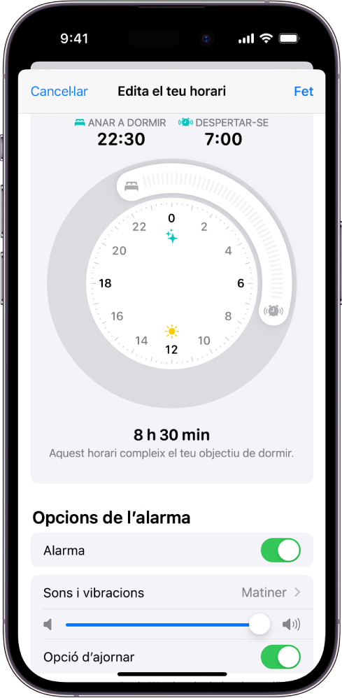 Pantalla “Edita el teu horari” a l’app Salut, amb el rellotge “Anar‑se’n a dormir i despertar‑se” a la part superior de la pantalla i opcions de l’alarma a la part inferior.