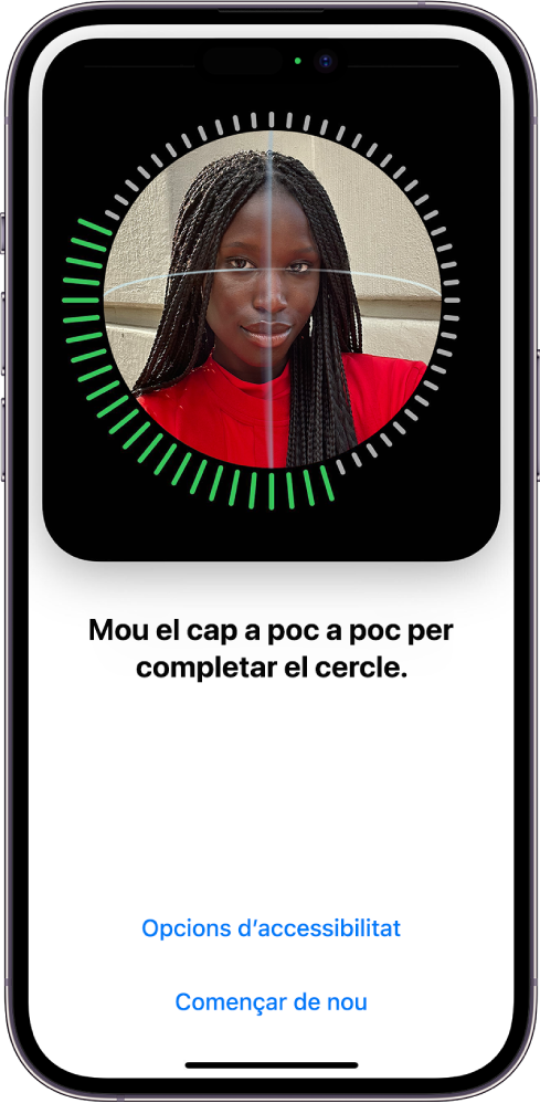 Pantalla de configuració del reconeixement del Face ID. Es mostra una cara encerclada a la pantalla. El text de sota indica a l’usuari que mogui el cap a poc a poc per completar el cercle. Apareix el botó “Opcions d’accessibilitat” a prop de la part inferior de la pantalla, juntament amb el botó “Tornar a començar”.