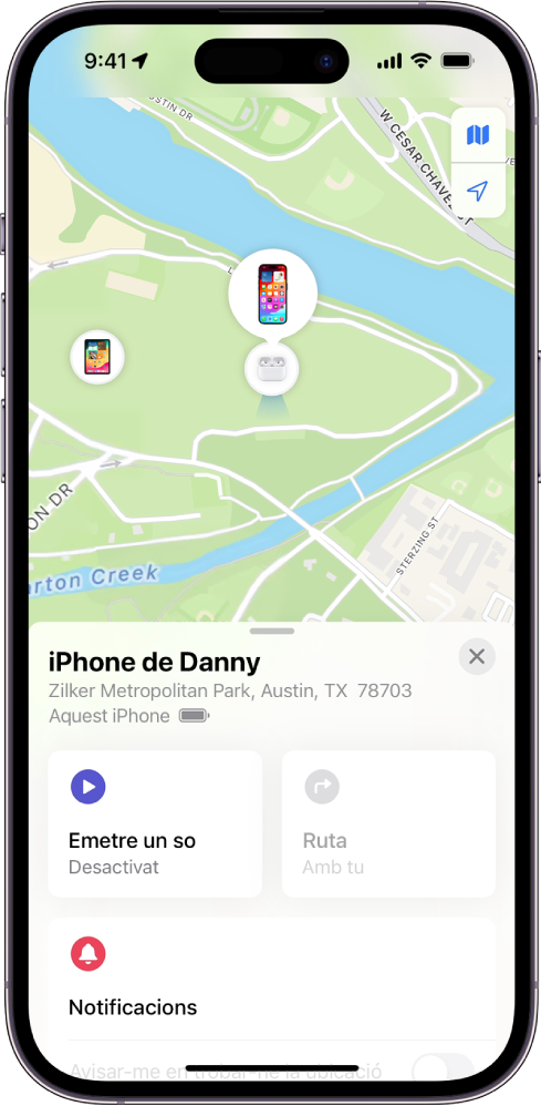 La pantalla de l’app Buscar mostra la ubicació d’un iPhone en un mapa a la part superior de la pantalla.