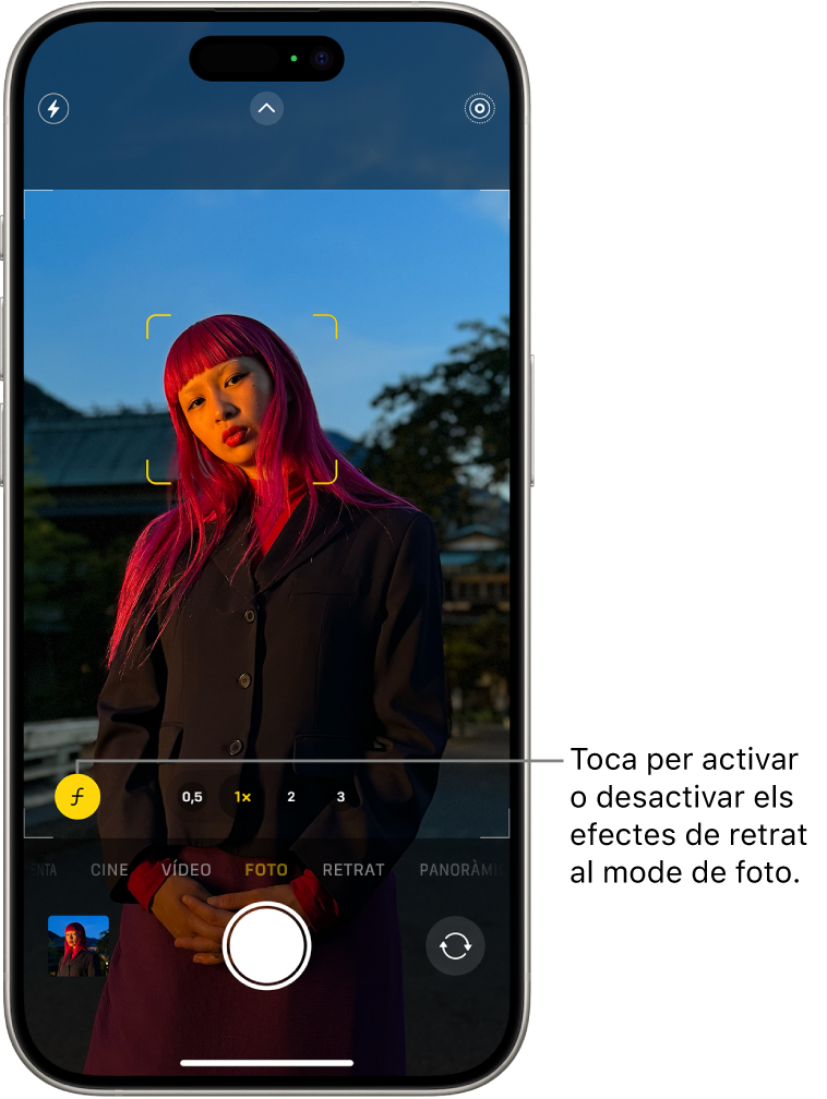 Pantalla de l’app Càmera en mode de foto. Al visor, el subjecte es veu nítid i el fons, difuminat. A la cantonada inferior esquerra del visor, el botó “Profunditat” està seleccionat per aplicar l’efecte de retrat.