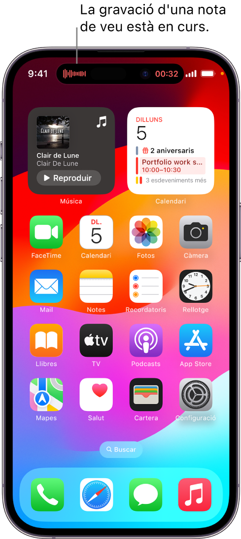 La pantalla d’inici de l’iPhone 14 Pro mostra una gravació en curs de l’app Notes de Veu a la Dynamic Island a la part superior de la pantalla.