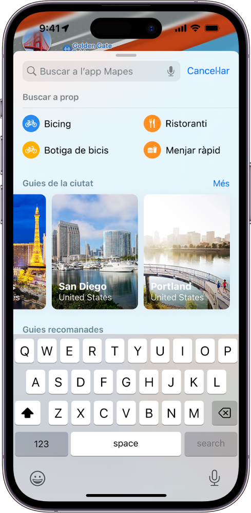 Una targeta de cerca a l’app Mapes. Les categories properes sota el camp de cerca inclouen serveis de bicicletes compartides i restaurants.