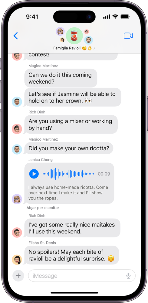 Una conversa de l’app Missatges amb un missatge d’àudio i la seva transcripció.