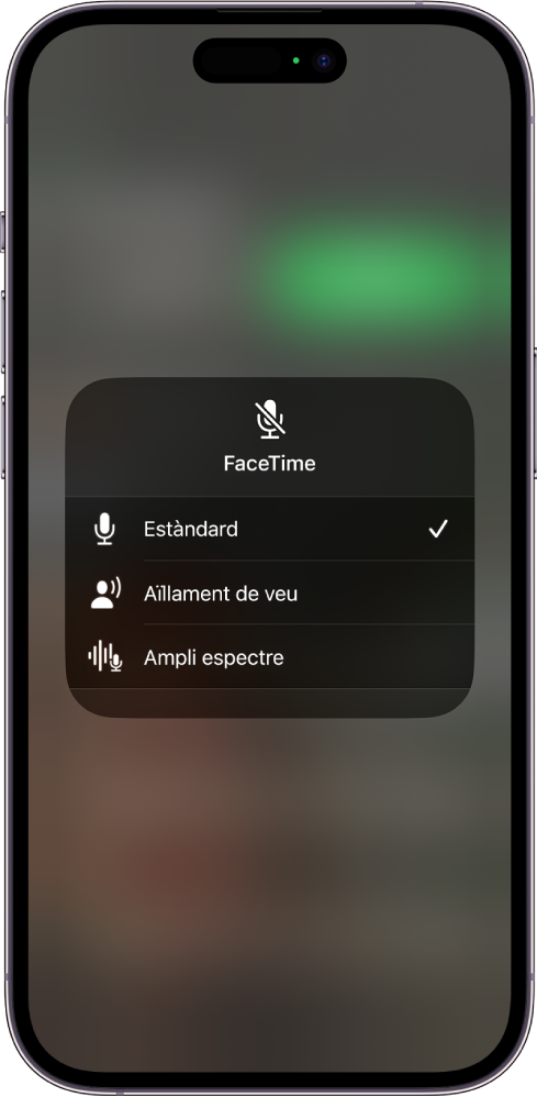 Configuració de Mode al centre de control per a les trucades del FaceTime, que mostra les opcions de configuració d’àudio Estàndard, “Aïllament de veu” i “Ampli espectre”.