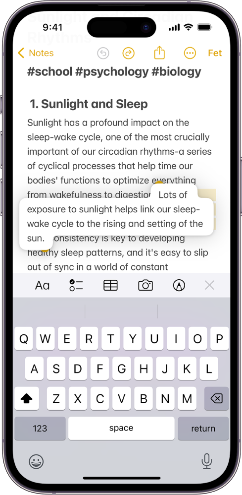 A l’app Notes hi ha un document obert. El teclat és a la meitat inferior de la pantalla. El text seleccionat està aixecat del document per moure’l a una altra ubicació.
