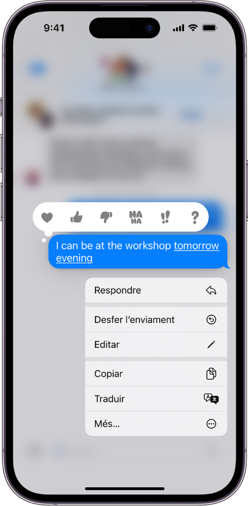 Un missatge de text a l’app Missatges en què es mostra l’opció per desfer l’enviament i el menú d’edició. La resta de la conversa apareix borrosa, excepte el missatge concret que està seleccionat.