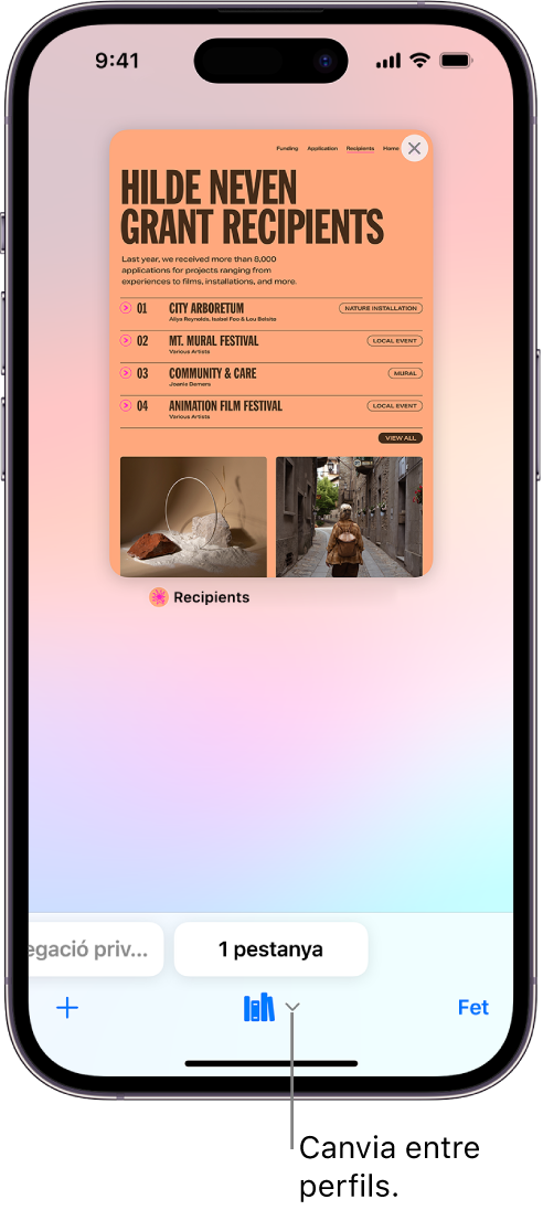 Pantalla de l’iPhone en què es veu una pestanya oberta al Safari. A la part inferior de la pantalla hi ha una icona de perfil del Safari. Toca la icona per canviar de perfil.