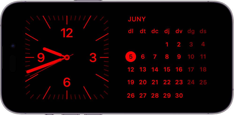 iPhone en mode de repòs en un entorn amb poca llum, que mostra els ginys del rellotge i del calendari en un to vermellós.