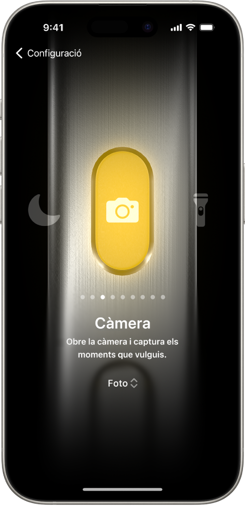 La pantalla personalitzar el botó d’acció. L’acció seleccionada és la càmera. Les altres funcions, com ara “No molestar” i “Llanterna”, apareixen a la dreta i a l’esquerra de la càmera. A sota de les accions hi apareixen uns punts que pots tocar per canviar a les altres accions. A sota de l’acció seleccionada —la càmera— hi ha el menú de les opcions de la càmera en què pots triar quina acció assignar al botó d’acció.