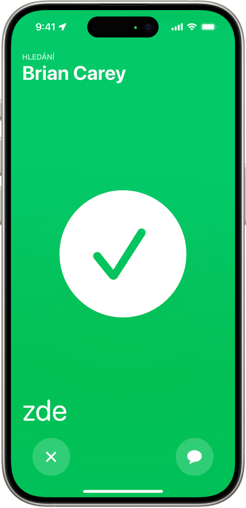 Zeleně zbarvený displej iPhonu s velkou značkou zaškrtnutí uprostřed. Vlevo nahoře se zobrazuje jméno hledané osoby a v levém dolním rohu je vidět slovo „hoří“, které oznamuje, že jste se úspěšně sešli.