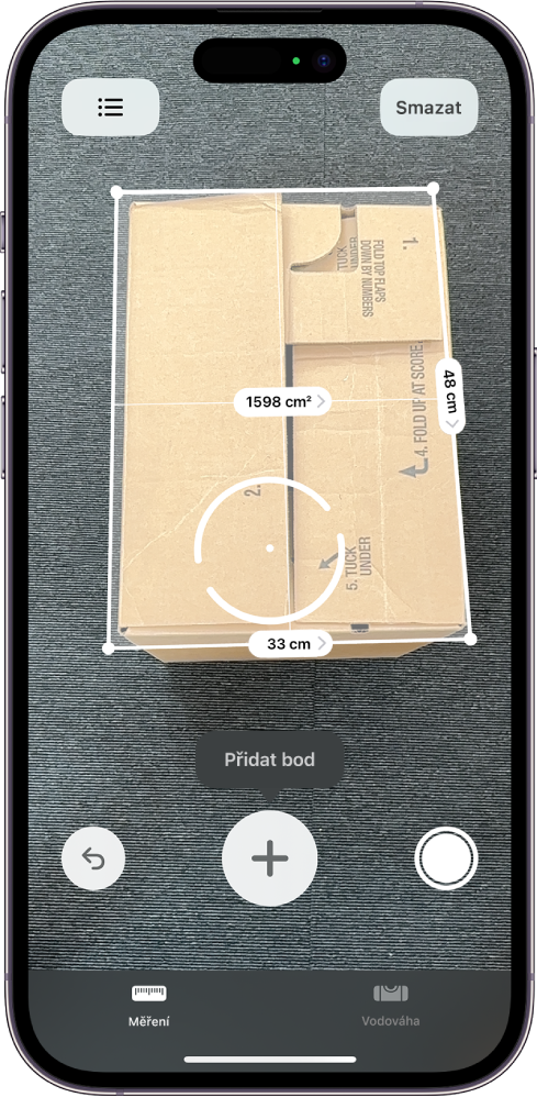 Displej se zjištěnými rozměry krabice v aplikaci Měření. Zobrazuje se také povrchová plocha krabice vypočtená z těchto rozměrů.