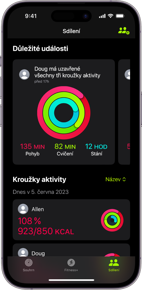 Obrazovka Sdílení v aplikaci Kondice s kroužky a nejpodstatnějšími informacemi o aktivitě, které uživatel sdílí s přáteli